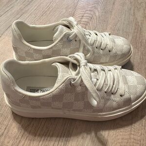 Steve Madden Cream Textured Sneakers